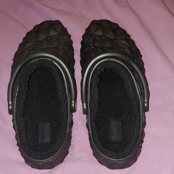 CROCS. Textured Fuzz-Lined Clogs - Picture 2 of 5